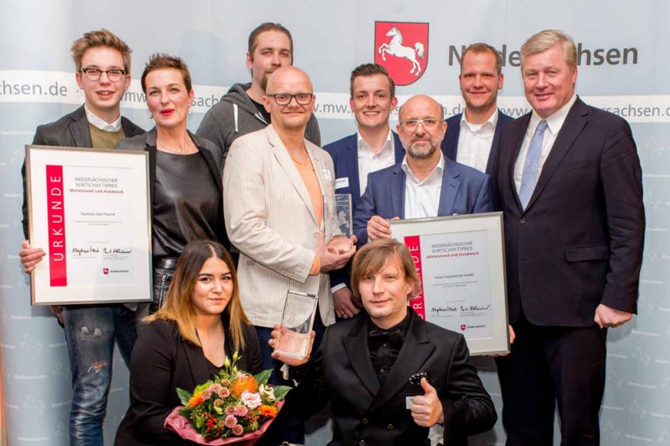Wirtschaftsminister Bernd Althusmann mit den Siegern aus dem Jahr 2017