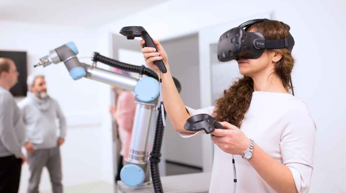 Der Roboterarm des OFFIS lässt sich über eine Virtual-Reality-Brille programmieren. Foto: OFFIS - Institut für Informatik